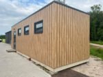 Pequeña casa con marco de plástico - Imagen 2