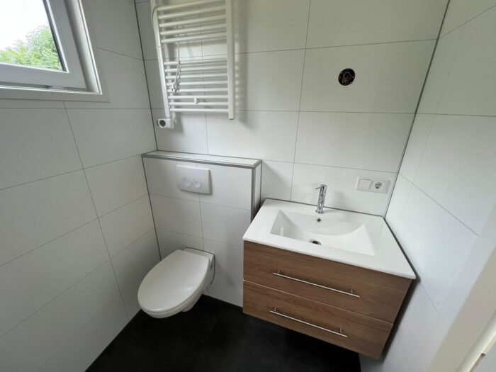 Pequeña casa con marco de plástico - Imagen 12