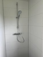 Pequeña casa con marco de plástico - Imagen 15