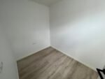 Pequeña casa con marco de plástico - Imagen 17