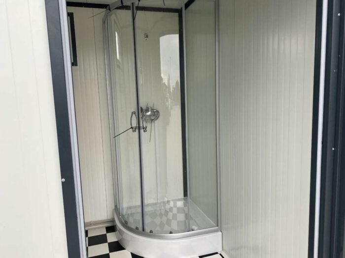 Contenedor sanitario 4x2m WC doble con duchas - Imagen 8