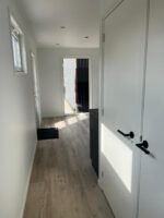 Pequeña casa con marco de plástico - Imagen 6