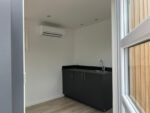 Pequeña casa con marco de plástico - Imagen 8
