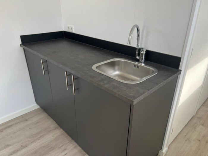 Pequeña casa con marco de plástico - Imagen 9